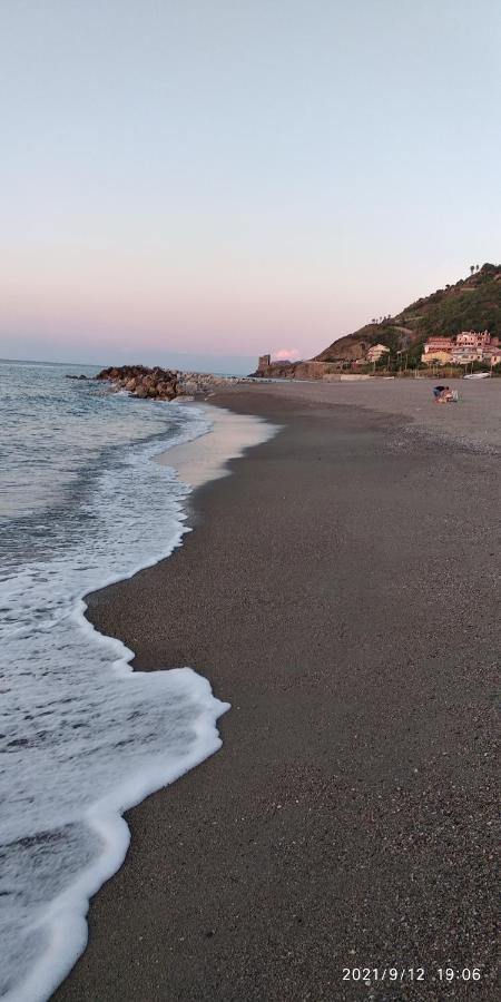 Dimora Tra Cielo E Mare A Gioiosa Marea Exterior photo